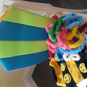 Party people bunch of hats & leis! 🍎